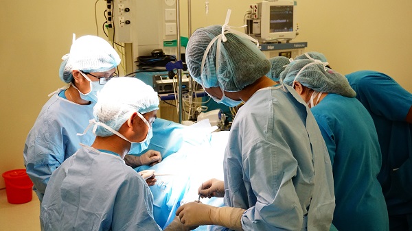 Bé Thuận đã phẫu thuật phình đại tràng thành công