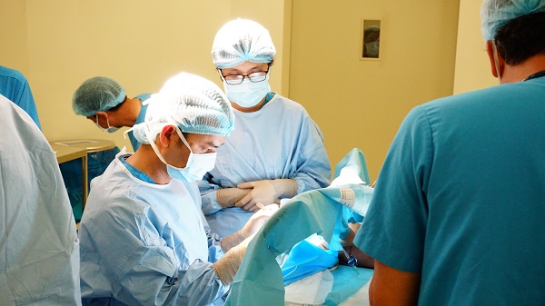 Bé Thuận đã phẫu thuật phình đại tràng thành công