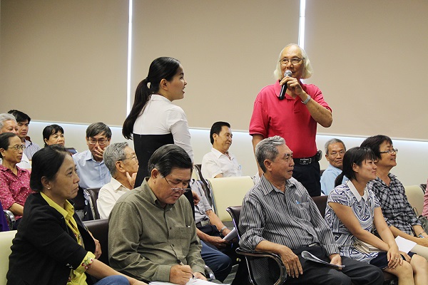 Rất nhiều khách hàng lớn tuổi nhiệt tình tham gia chương trình tư vấn sức khỏe về xương khớp.