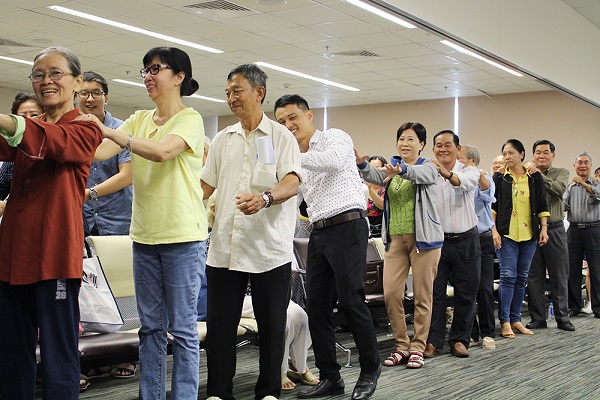 Khách hàng được hướng dẫn tham gia các bài tập yoga tốt cho sức khỏe xương khớp.