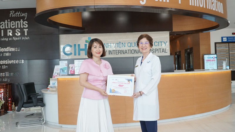 TS.BS. Tạ Thị Thanh Thủy – Giám đốc Y khoa kiêm Trưởng khoa Phụ Sản tặng bằng cảm ơn cho chị Vũ Thị Minh Ngọc – Giám đốc Truyền thông Công ty Cổ phần Con Cưng chiều ngảy 13/5/2024.