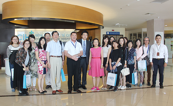 Đoàn Y Khoa Đài Loan chụp hình kỷ niệm cùng Ban lãnh đạo Bệnh viện Quốc tế City.