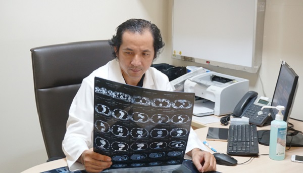 Đứng ngồi lâu có nguy cơ bị suy giãn tĩnh mạch?