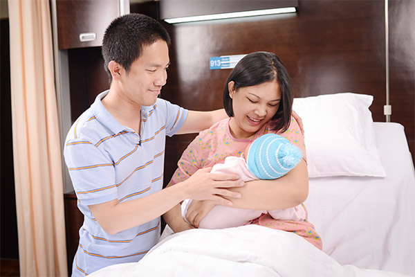 Niềm hạnh phúc của bố mẹ khi con yêu chào đời. Ảnh chụp tại Bệnh viện Quốc tế City.