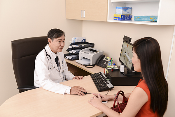 PGS Nguyễn Tấn Cường tư vấn cho khách hàng.