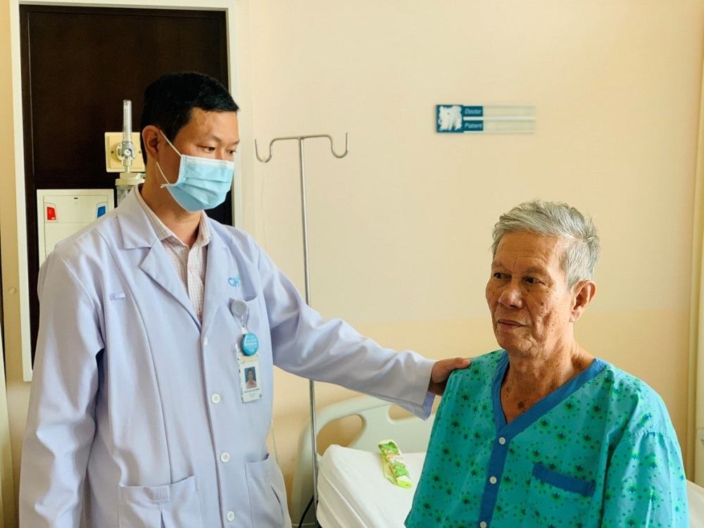 Phẫu thuật nội soi cắt đoạn đại tràng sigma - trực tràng do ung thư cho bệnh nhân 77 tuổi