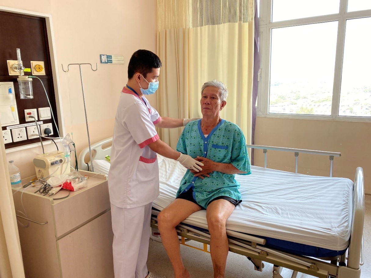 Phẫu thuật nội soi cắt đoạn đại tràng sigma - trực tràng do ung thư cho bệnh nhân 77 tuổi