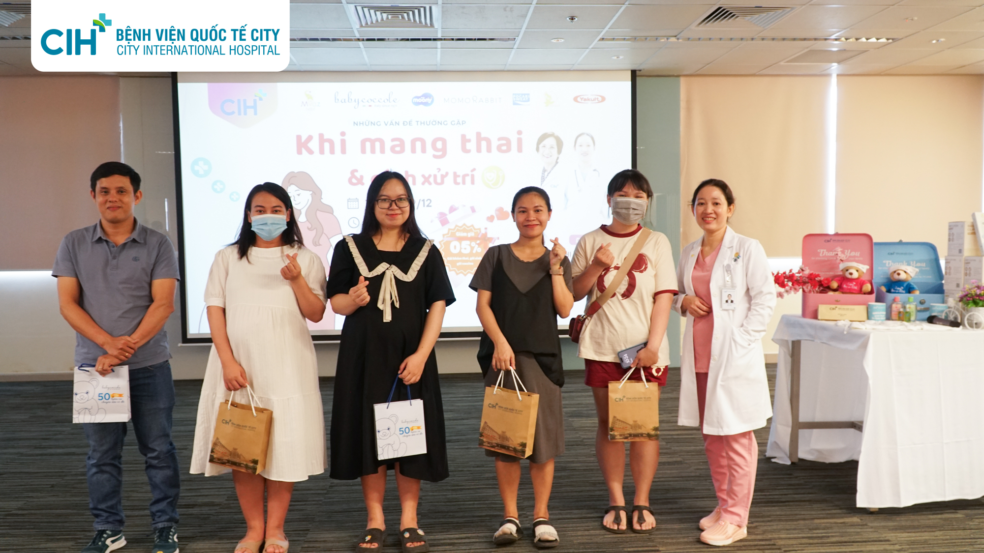 Hội thảo: “Những vấn đề thường gặp khi mang thai và cách xử trí” diễn ra thành công, tốt đẹp