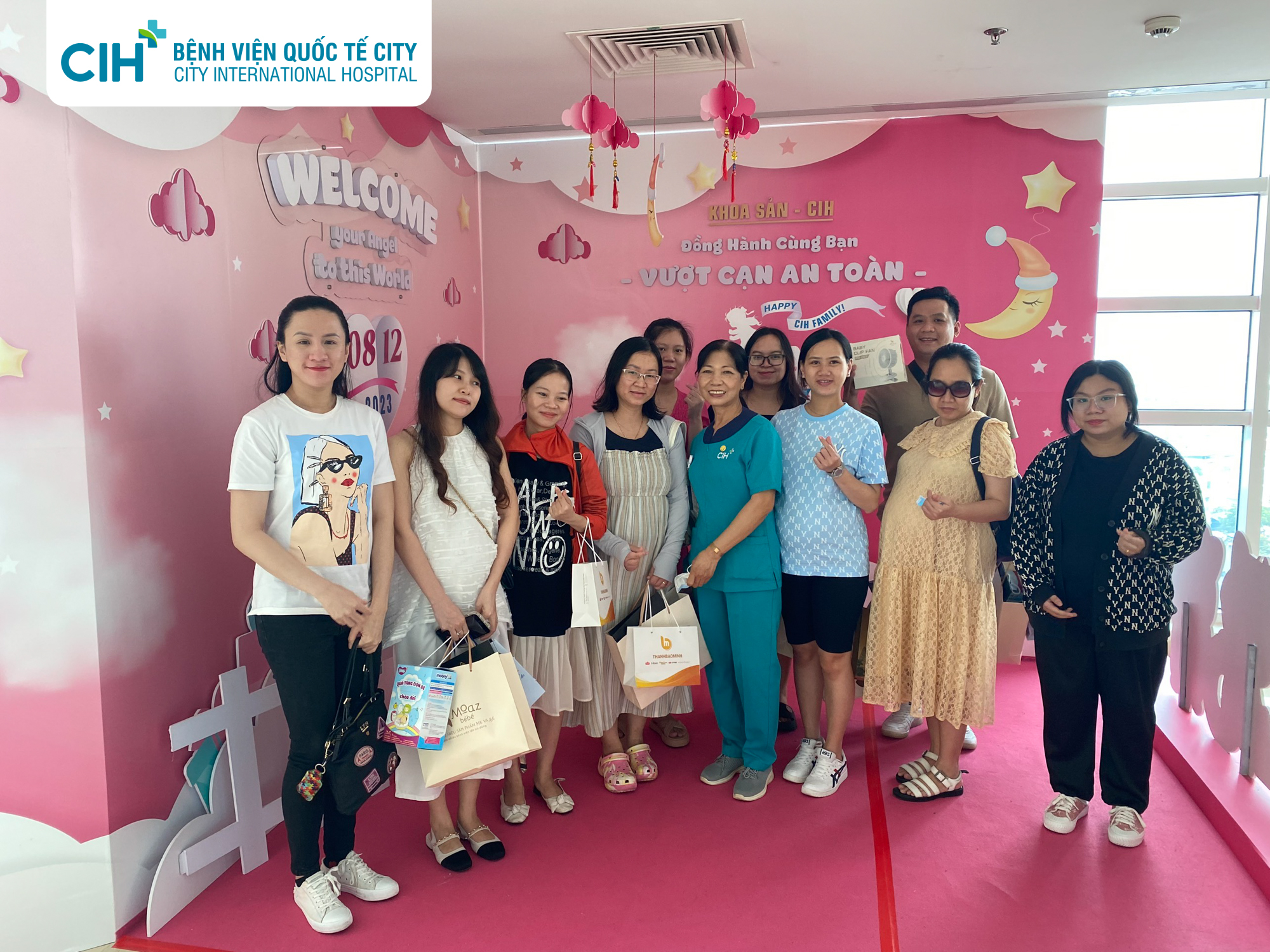  Bệnh viện chu đáo chuẩn bị tiệc ngọt cho khách tham dự từ sáng sớm ngày 9/12