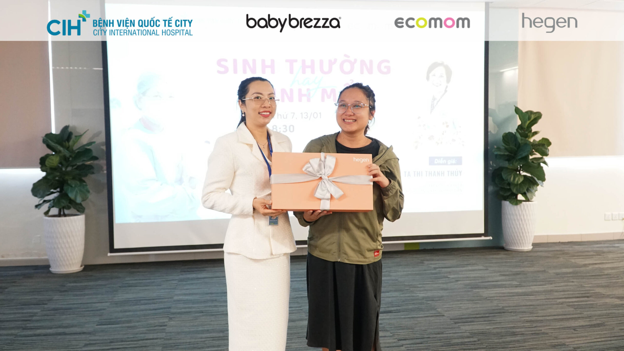 Hội thảo “Sinh thường hay sinh mổ” thu hút gần 200 mẹ bầu tham dự Hội thảo “Sinh thường hay sinh mổ” thu hút gần 200 mẹ bầu tham dự