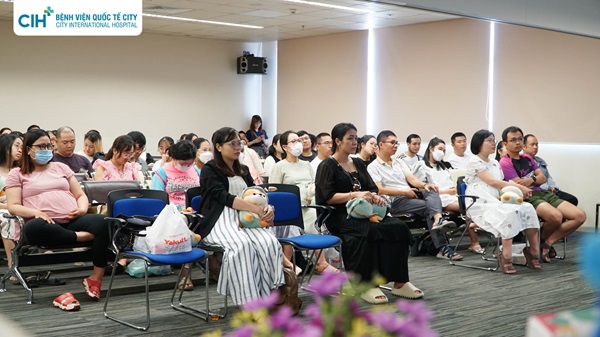 Hơn 100 mẹ bầu tham dự hội thảo tiền sản tháng 5