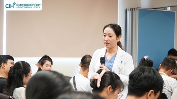 Hơn 100 mẹ bầu tham dự hội thảo tiền sản tháng 5