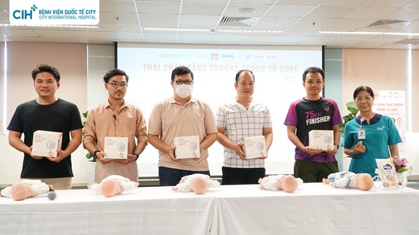 Hơn 100 mẹ bầu tham dự hội thảo tiền sản tháng 5