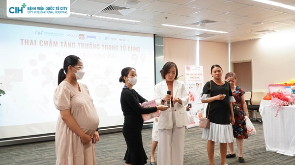 Hơn 100 mẹ bầu tham dự hội thảo tiền sản tháng 5
