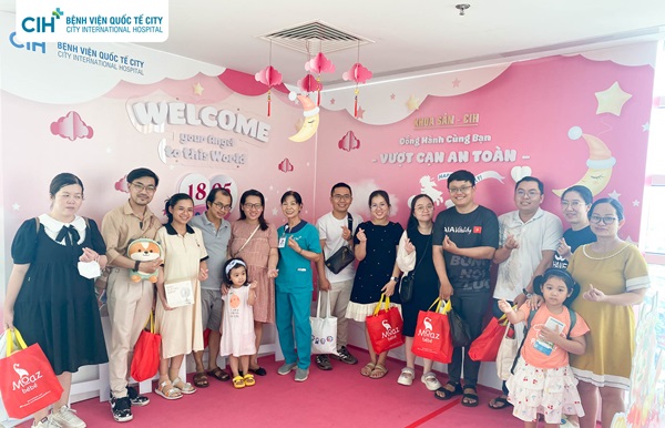 Hơn 100 mẹ bầu tham dự hội thảo tiền sản tháng 5