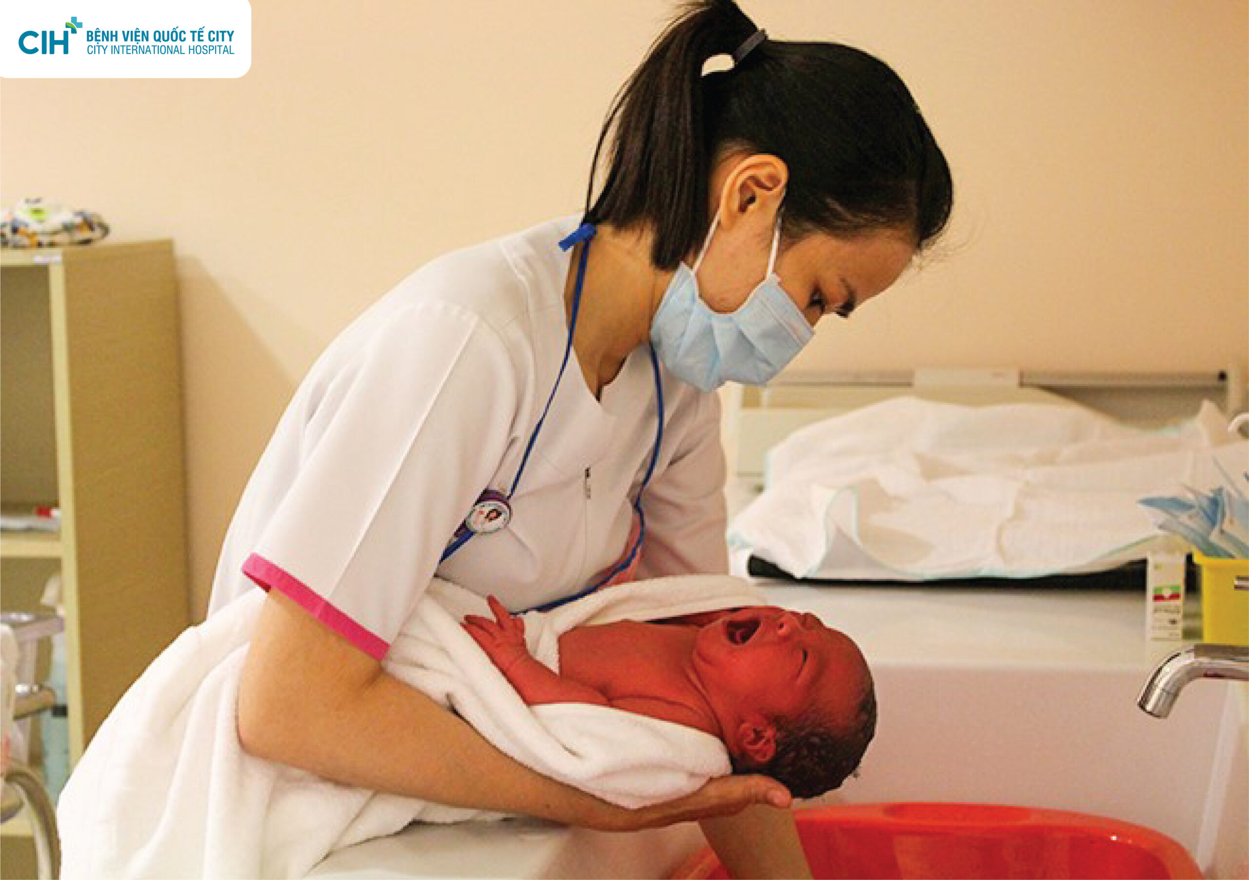 Khoảnh khắc đẹp của bé sơ sinh lần đầu tiên chạm nước