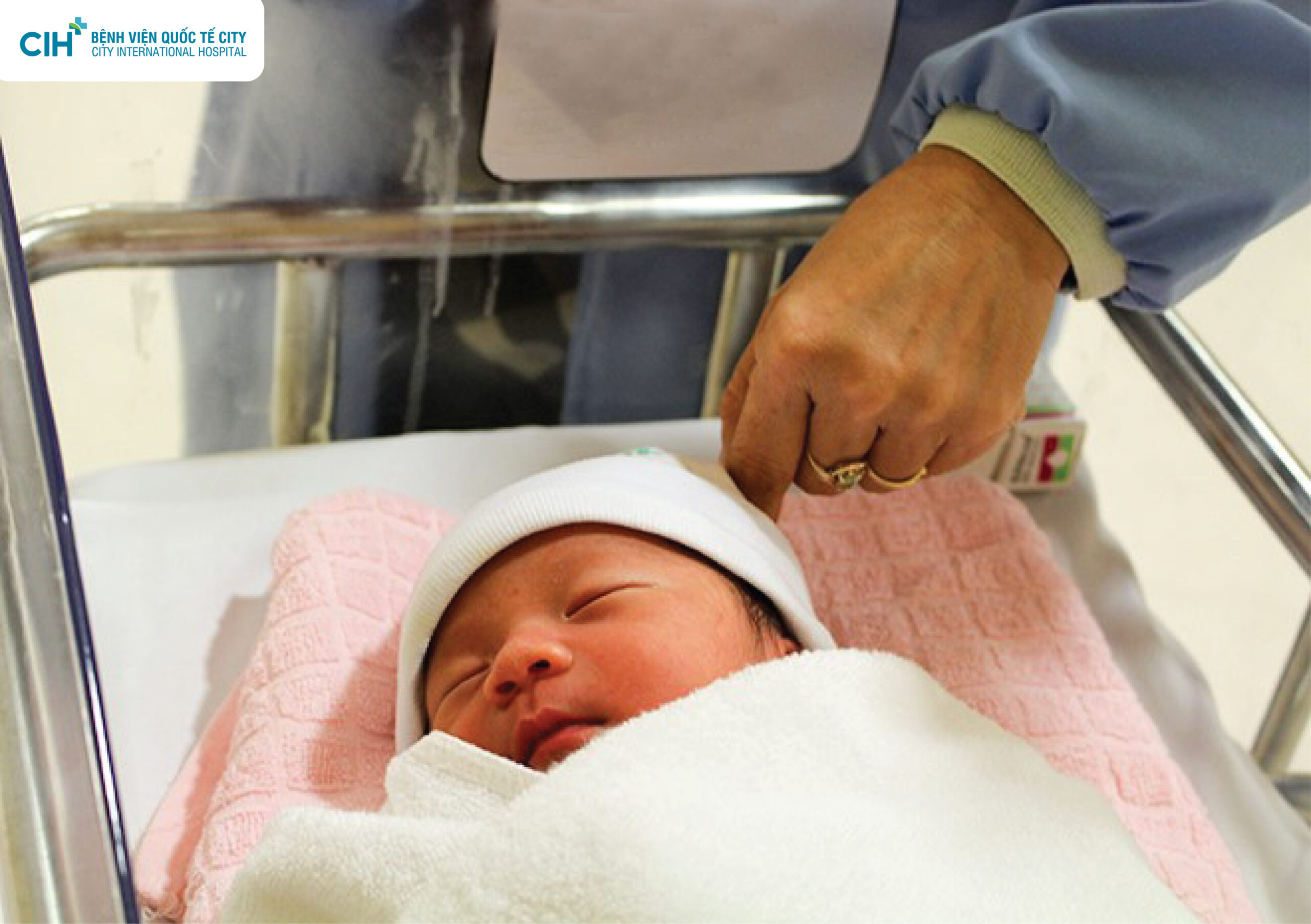 Khoảnh khắc đẹp của bé sơ sinh lần đầu tiên chạm nước