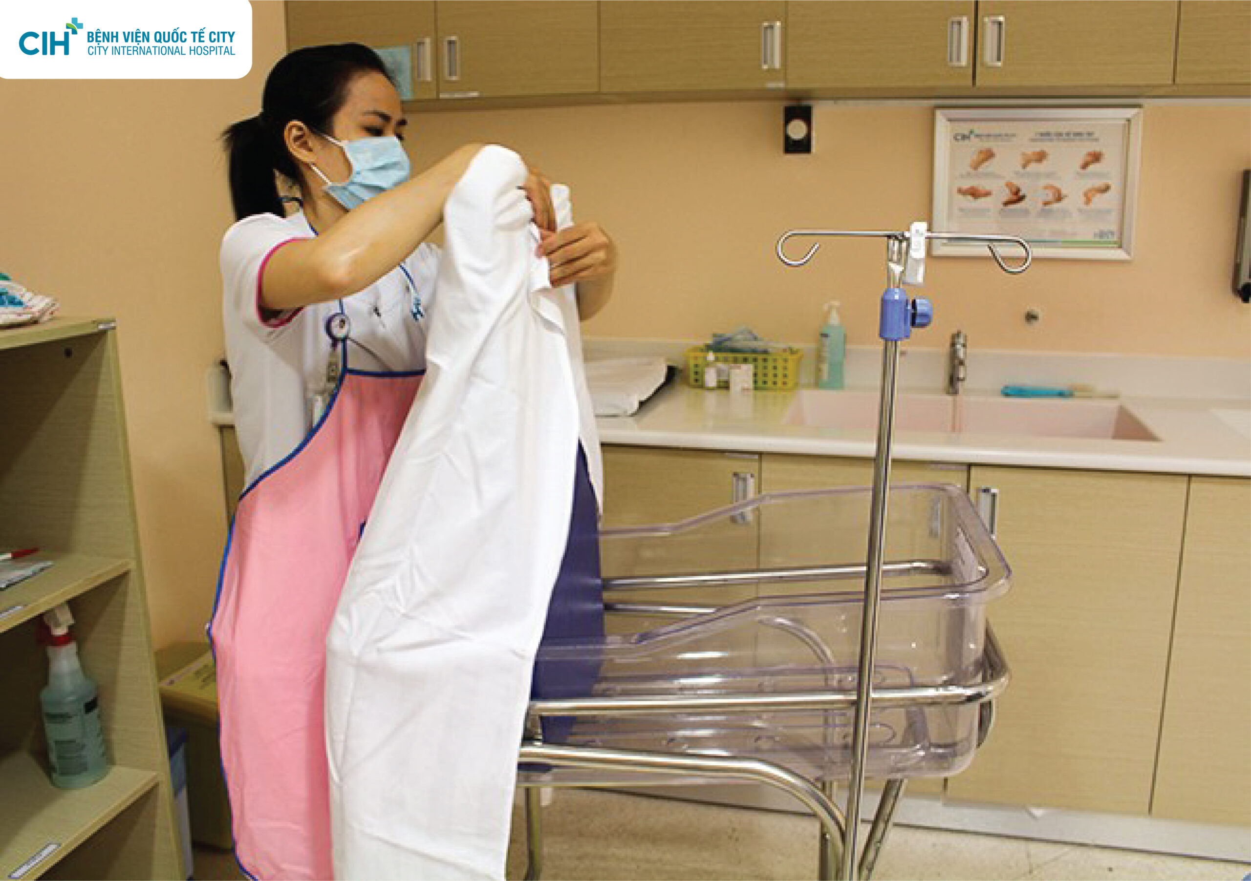 Khoảnh khắc đẹp của bé sơ sinh lần đầu tiên chạm nước