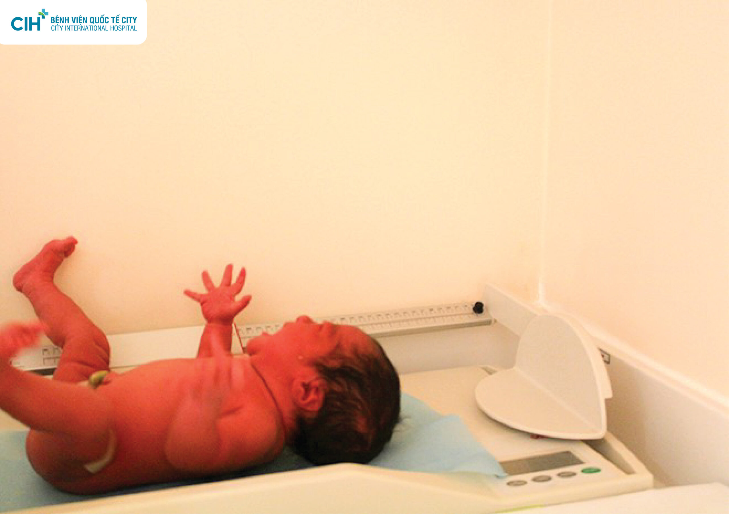 Khoảnh khắc đẹp của bé sơ sinh lần đầu tiên chạm nước