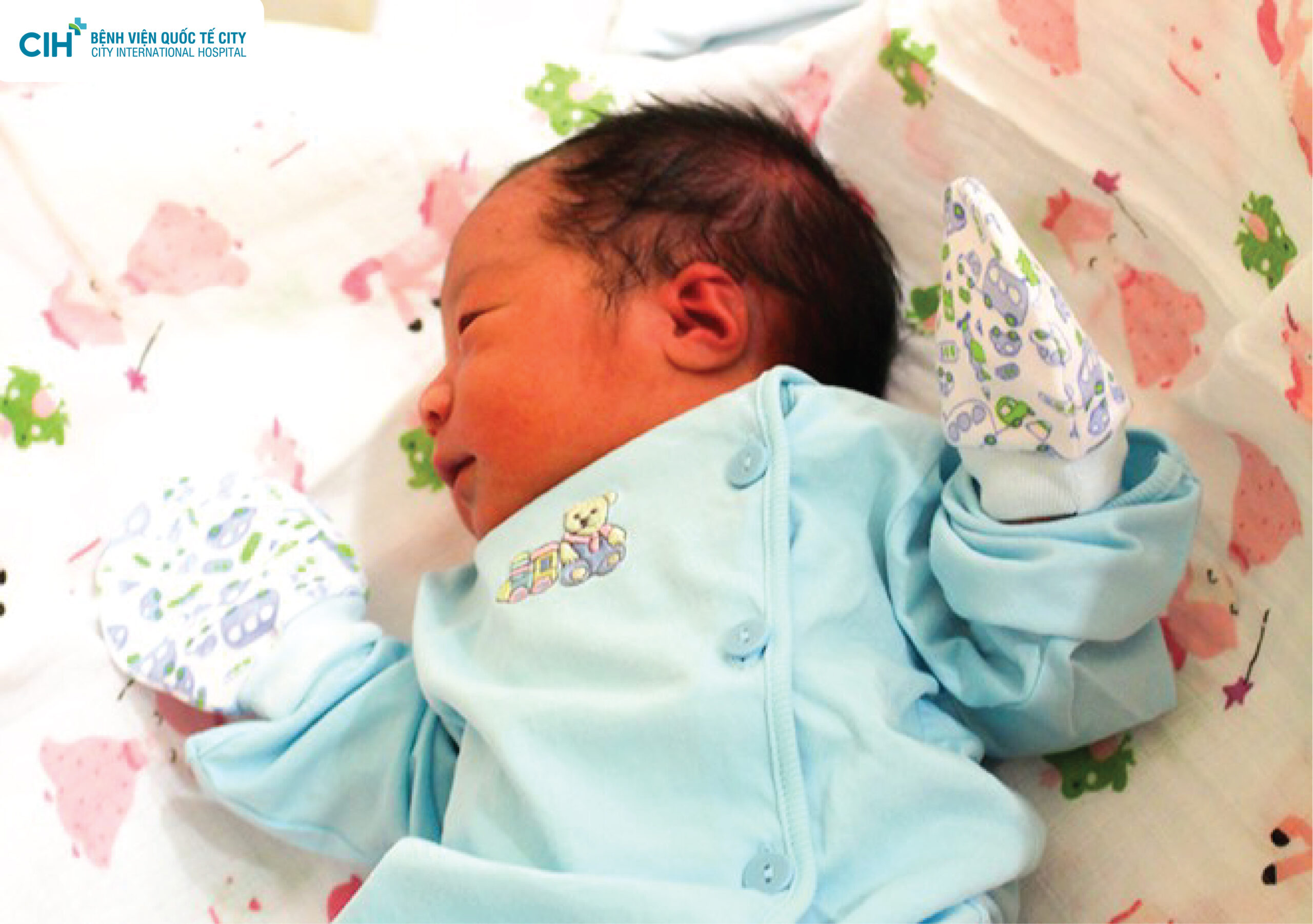 Khoảnh khắc đẹp của bé sơ sinh lần đầu tiên chạm nước