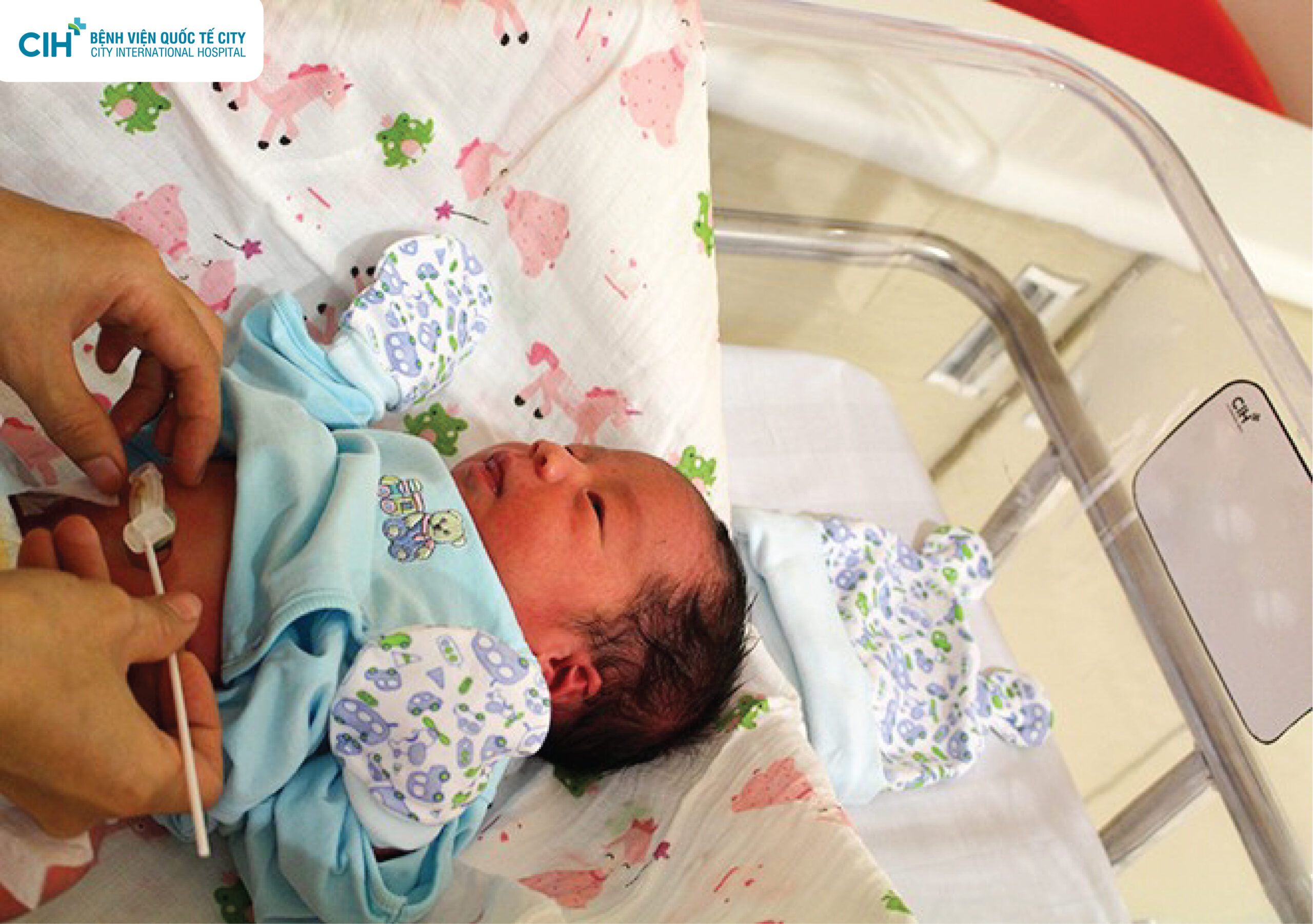 Khoảnh khắc đẹp của bé sơ sinh lần đầu tiên chạm nước