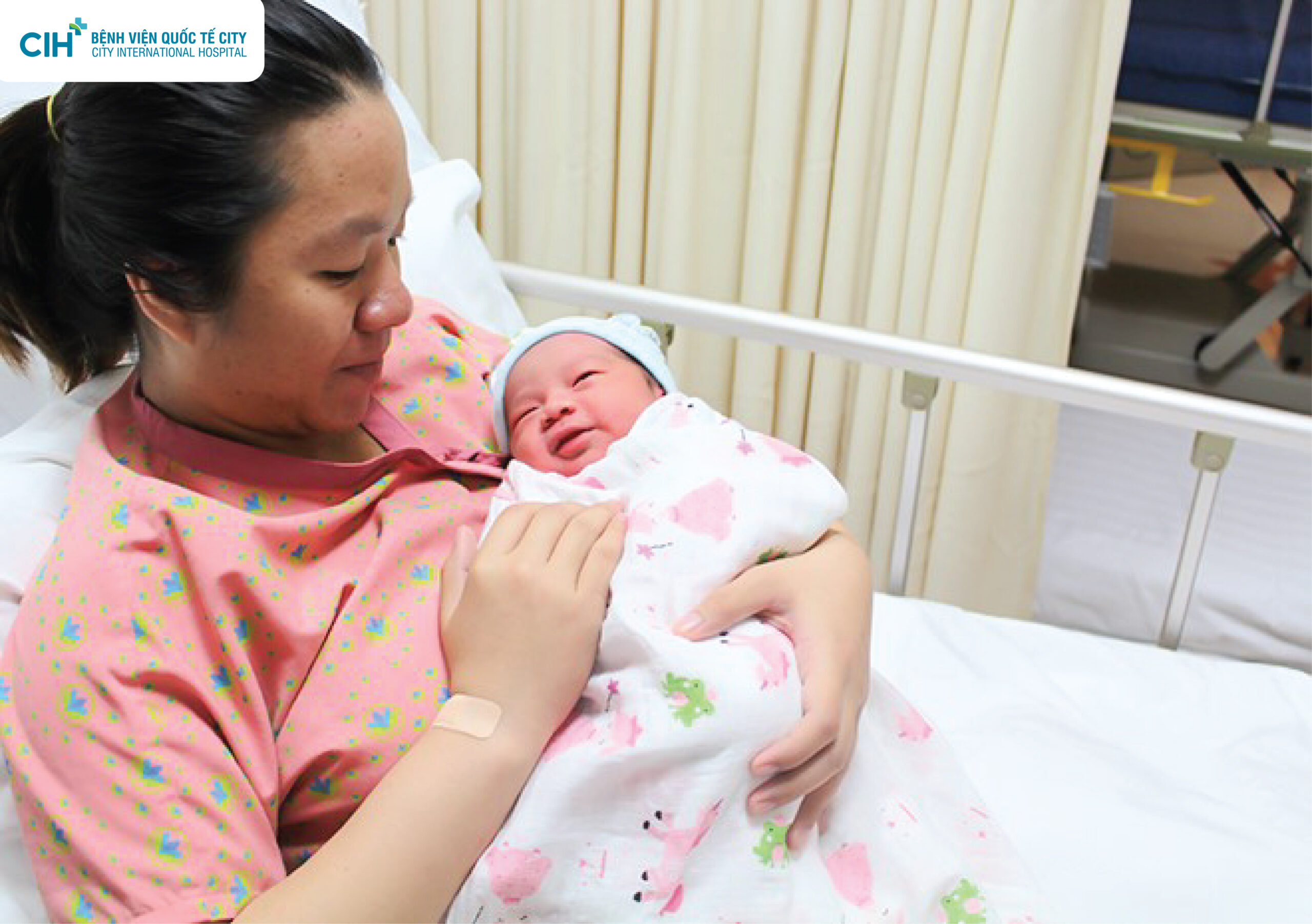 Khoảnh khắc đẹp của bé sơ sinh lần đầu tiên chạm nước