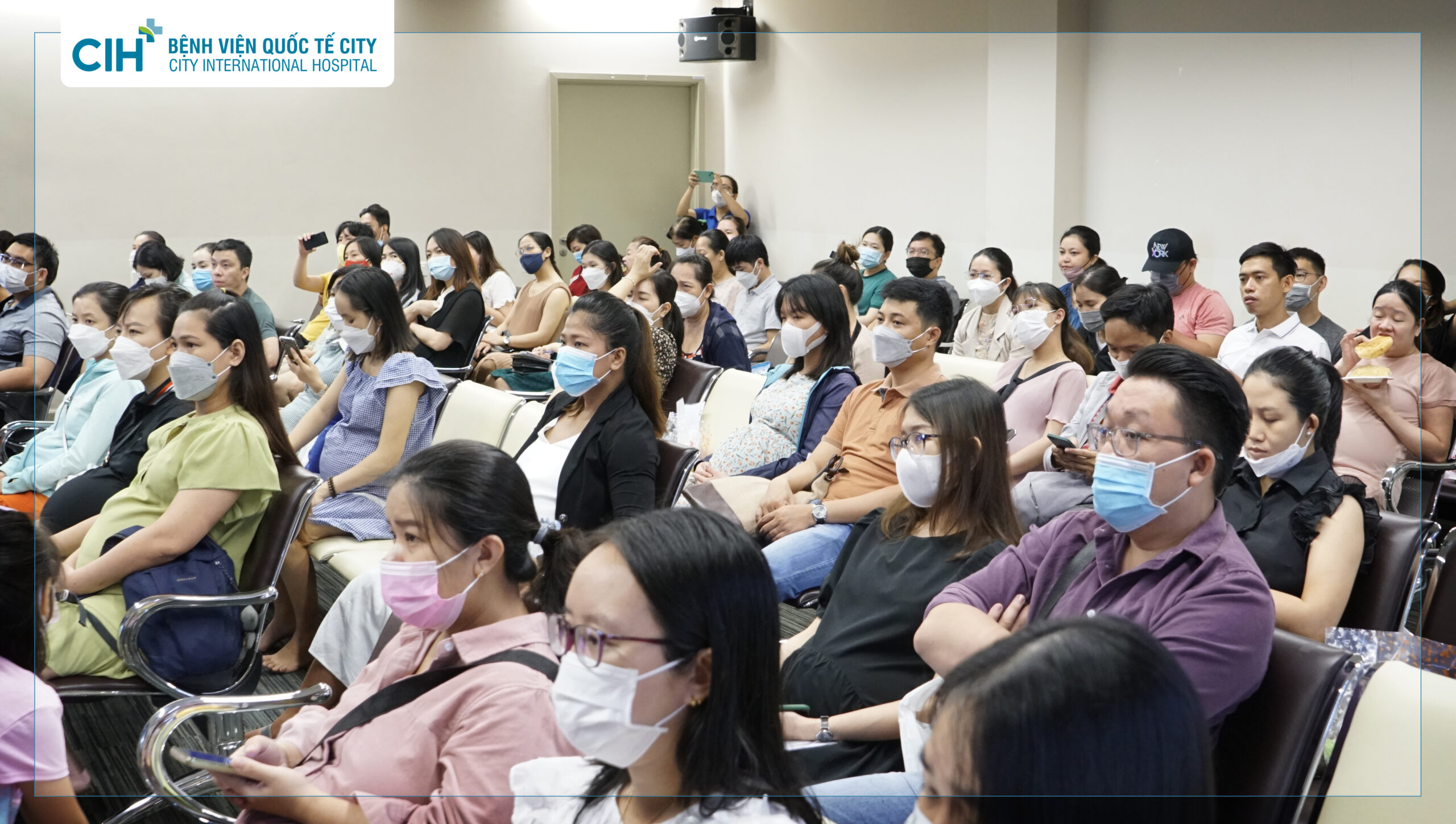 Mẹ bầu và gia đình hạnh phúc với lớp học tiền sản Dinh Dưỡng Thai Kỳ