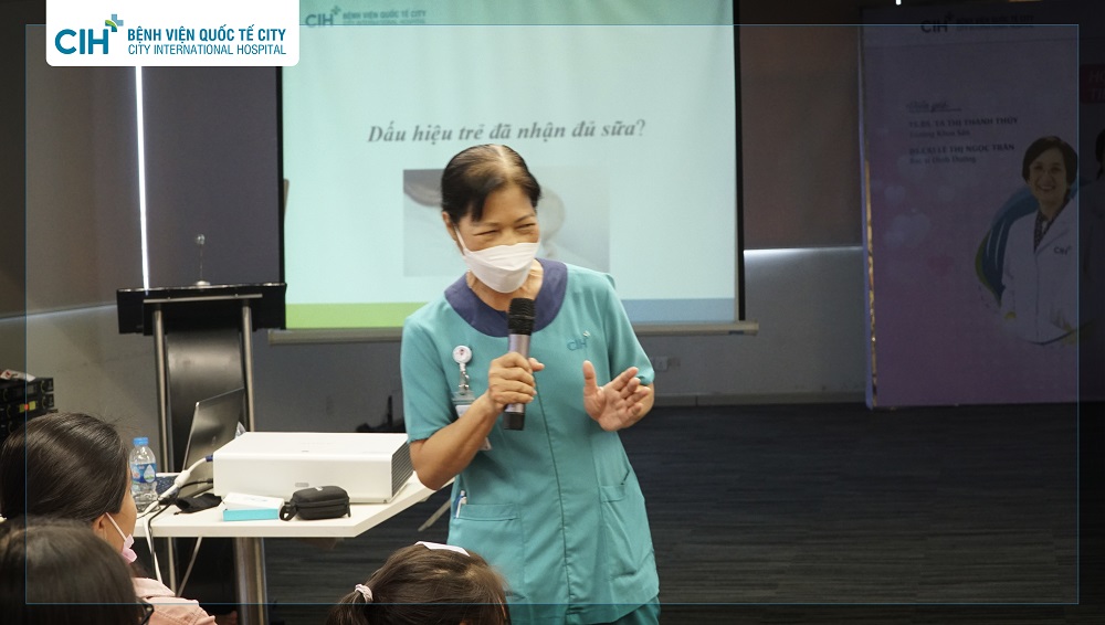 Mẹ bầu và gia đình hạnh phúc với lớp học tiền sản Dinh Dưỡng Thai Kỳ