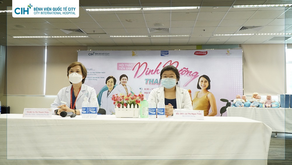 Mẹ bầu và gia đình hạnh phúc với lớp học tiền sản Dinh Dưỡng Thai Kỳ