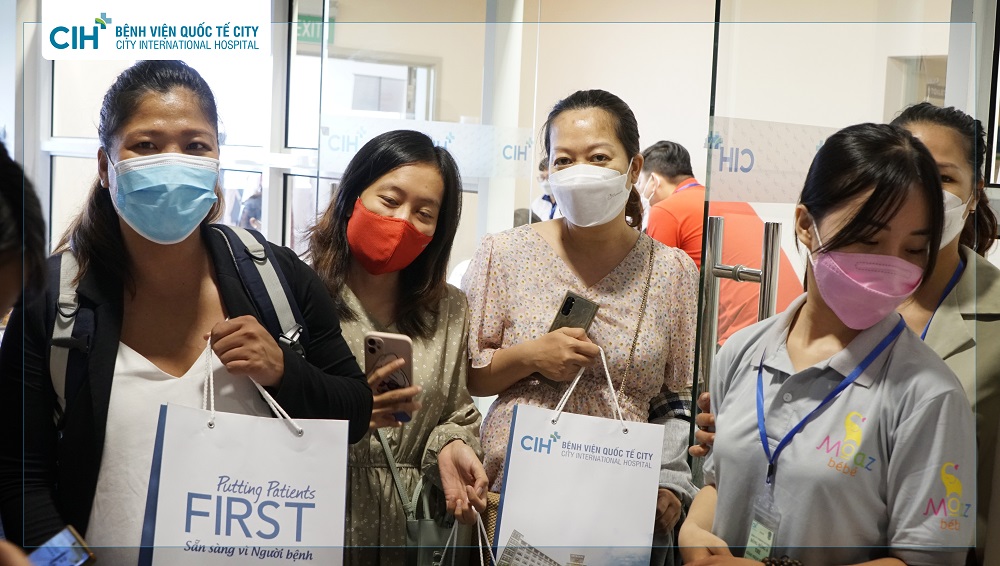 Mẹ bầu và gia đình hạnh phúc với lớp học tiền sản Dinh Dưỡng Thai Kỳ