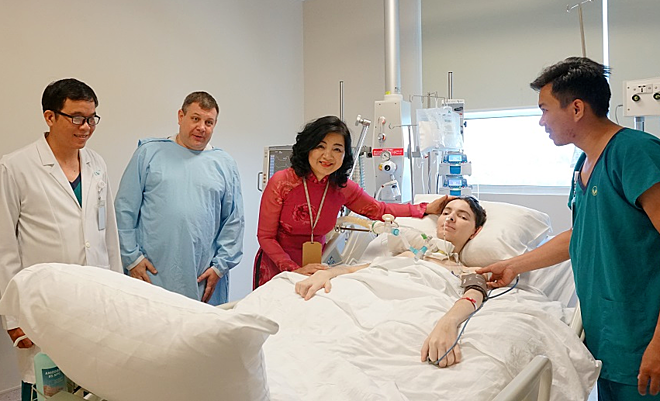 H.Volodymyr bên cạnh bá» và các bác sÄ© Viá»t Nam. Ảnh: Minh Tâm.