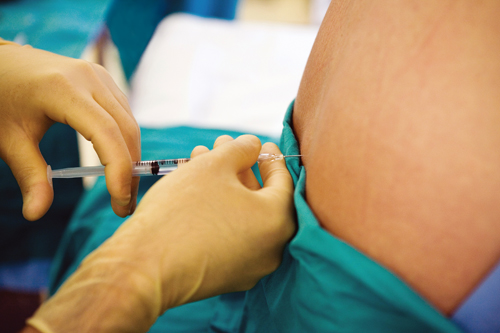 Gây tê tủy sống áp dụng cho mẹ sinh mổ, khác với gây tê ngoài màng cứng.