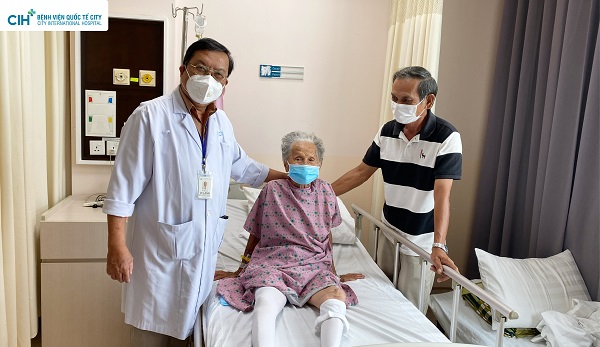 Bệnh nhân Võ Thị C sau mổ thay khớp háng nhân tạo, đã tự đi lại trong phòng và tự ra ngồi ghế mà không cần trợ giúp của người khác