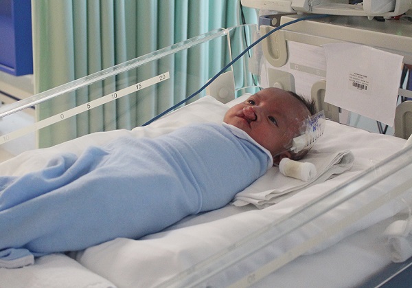 Sức khỏe bé Thuận tiến triển tốt sau phẫu thuật phình đại tràng