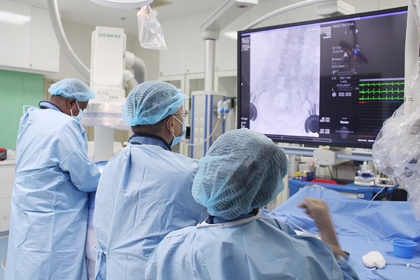 Ekip Bác sĩ Khoa Can thiệp mạch máu Bệnh viện Quốc tế City.