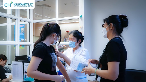 Tặng vaccine ngừa ung thư cổ tử cung cho Hội HLPN quận Bình Tân