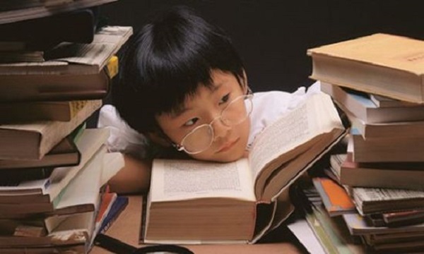 Không nên cho trẻ đọc sách, xem tivi quá gần.