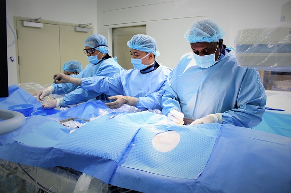 PGS.BS Mahen Nadarajah và ekip đang Can thiệp mạch cho bệnh nhân tại Bệnh viện Quốc tế City.